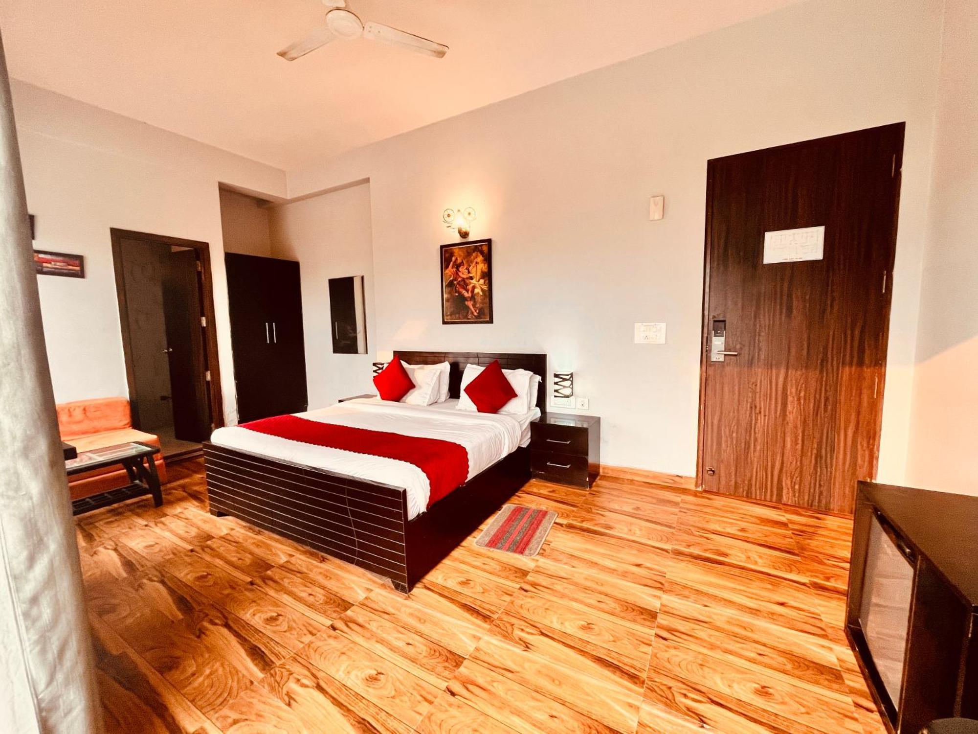Pearl Grand Boutique Cottage In Omaxe Anandam Vrindavan - #Premium Ac Rooms With Balcony #Big Parking #Lift #Garden #Peaceful Area #Near Prem Mandir #Property Of The Year #Most Awarded Eksteriør billede