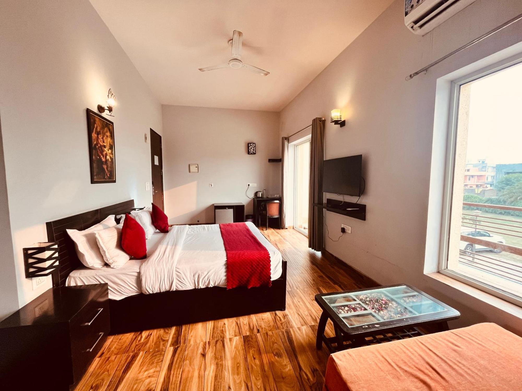 Pearl Grand Boutique Cottage In Omaxe Anandam Vrindavan - #Premium Ac Rooms With Balcony #Big Parking #Lift #Garden #Peaceful Area #Near Prem Mandir #Property Of The Year #Most Awarded Eksteriør billede