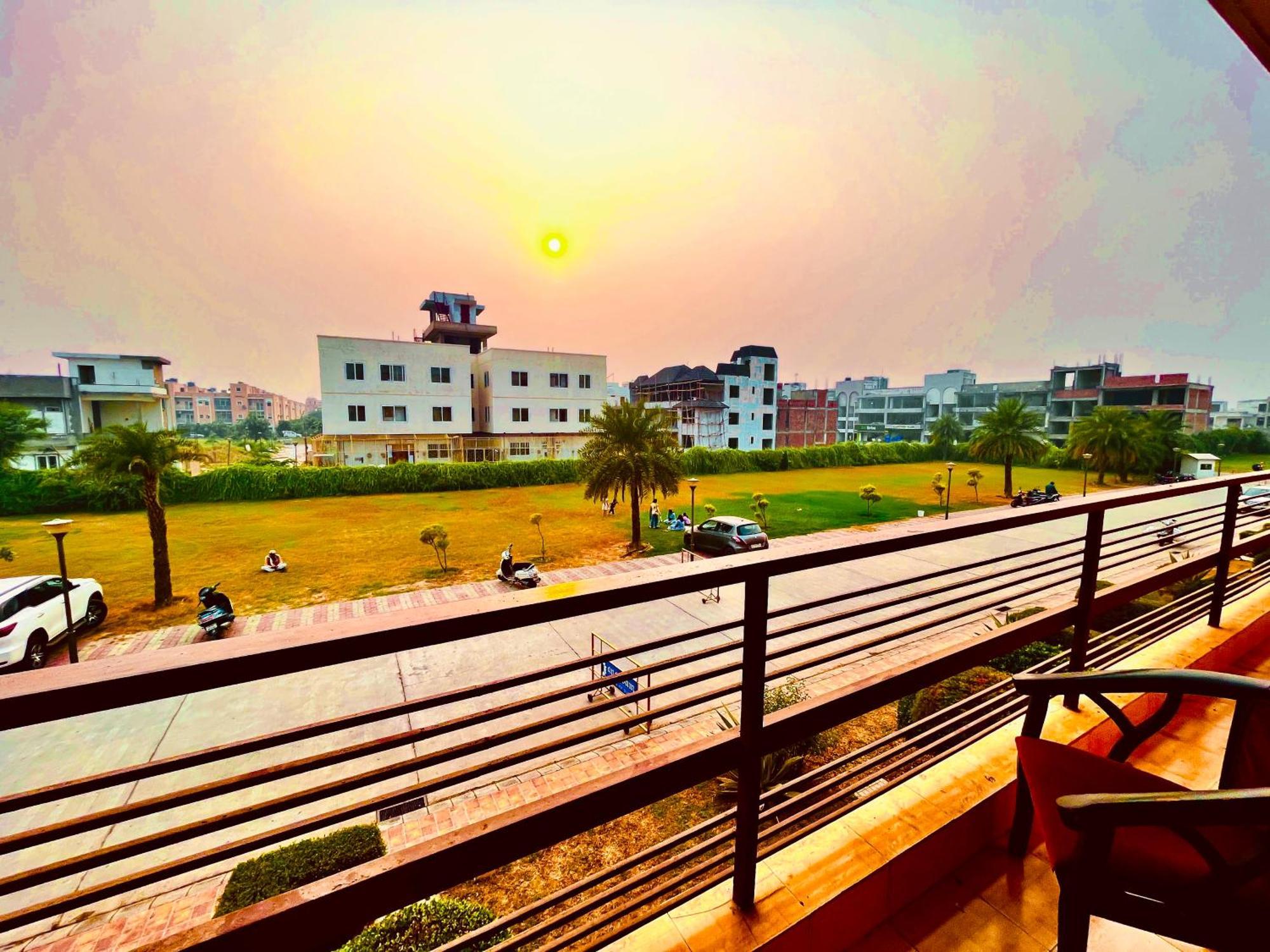 Pearl Grand Boutique Cottage In Omaxe Anandam Vrindavan - #Premium Ac Rooms With Balcony #Big Parking #Lift #Garden #Peaceful Area #Near Prem Mandir #Property Of The Year #Most Awarded Eksteriør billede