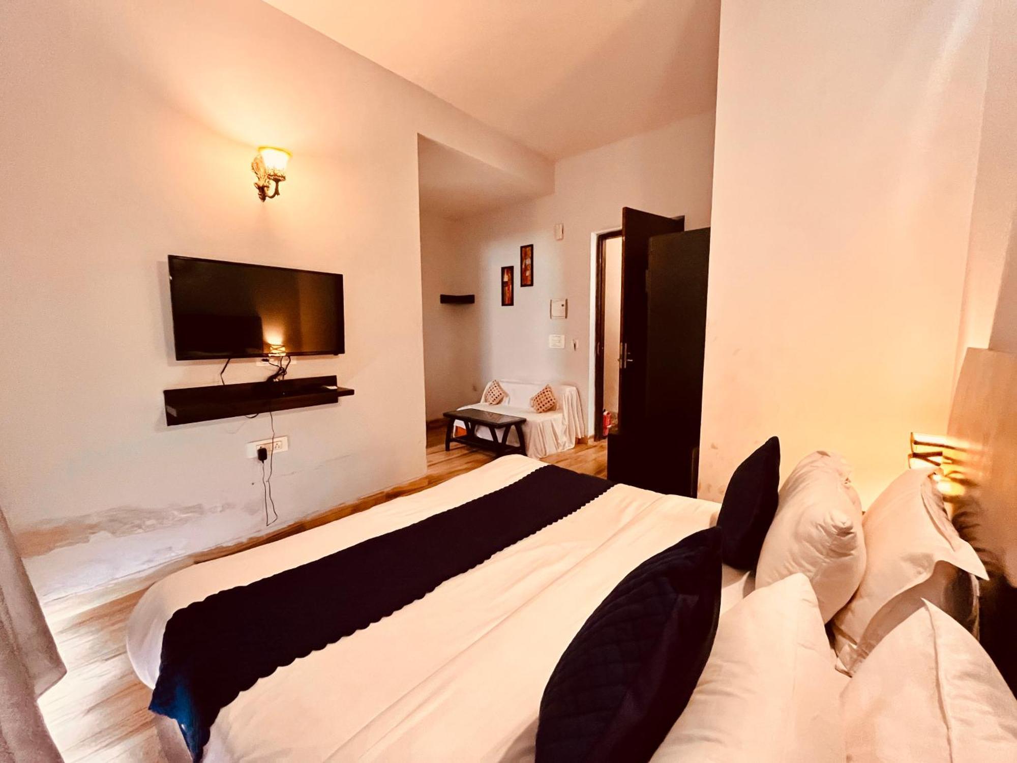 Pearl Grand Boutique Cottage In Omaxe Anandam Vrindavan - #Premium Ac Rooms With Balcony #Big Parking #Lift #Garden #Peaceful Area #Near Prem Mandir #Property Of The Year #Most Awarded Eksteriør billede