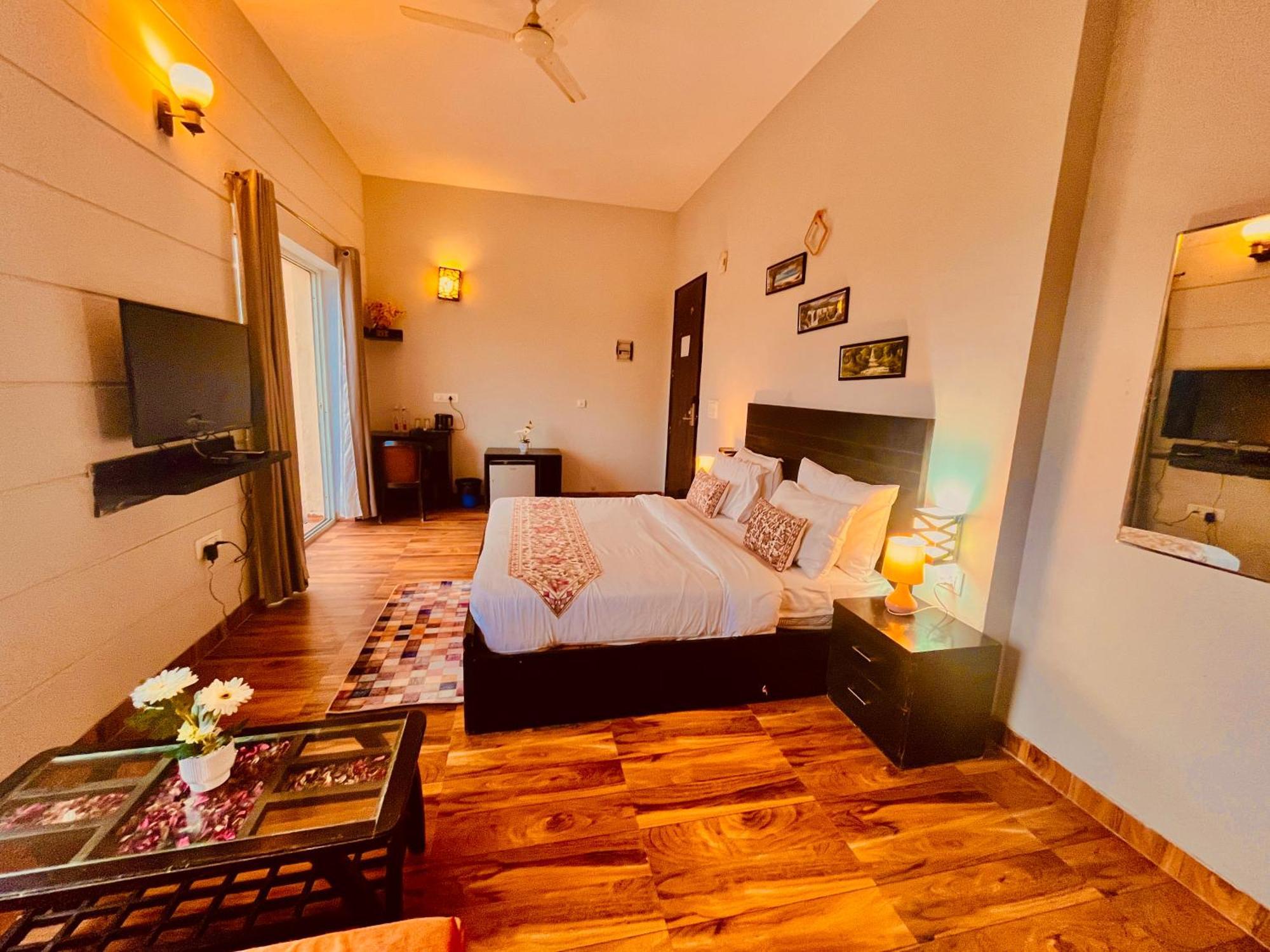 Pearl Grand Boutique Cottage In Omaxe Anandam Vrindavan - #Premium Ac Rooms With Balcony #Big Parking #Lift #Garden #Peaceful Area #Near Prem Mandir #Property Of The Year #Most Awarded Eksteriør billede